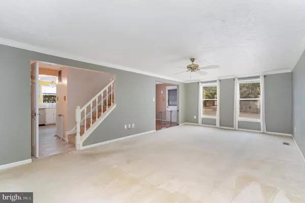 15083 HOLLEYSIDE DR, Dumfries, VA 22025