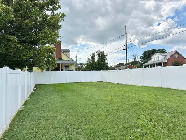 312 FRONTIER DR, Staunton, VA 24401