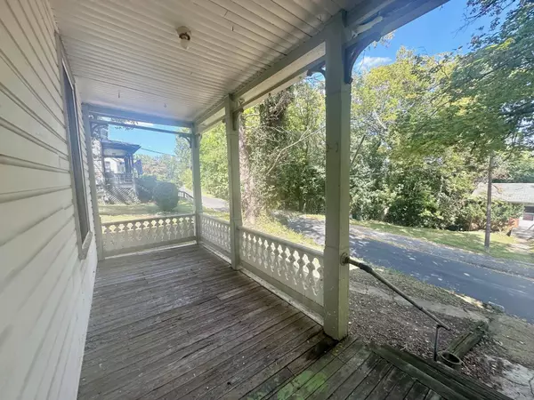 302 INSTITUTE ST, Staunton, VA 24401