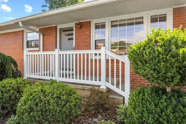 208 TUXEDO RD, Staunton, VA 24401