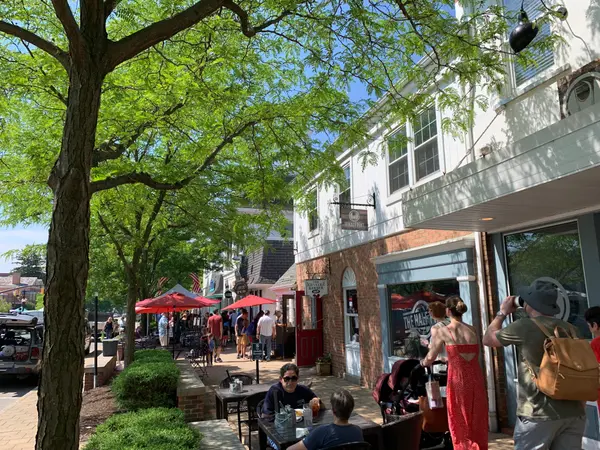 Downtown Worthington shoppers