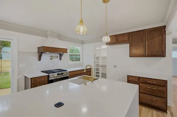 5806 W 75th ST, Prairie Village, KS 66208