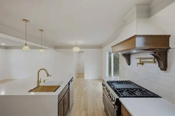 5806 W 75th ST, Prairie Village, KS 66208