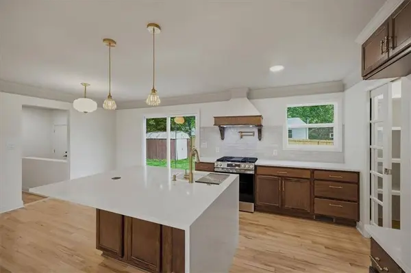 5806 W 75th ST, Prairie Village, KS 66208