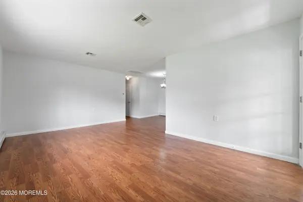 48 Berkshire Court, Toms River, NJ 08753
