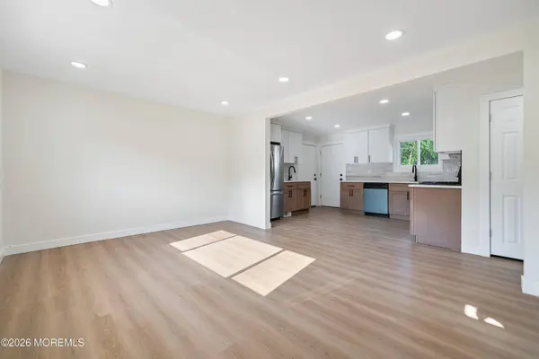 33 Glen Road, Howell, NJ 07731