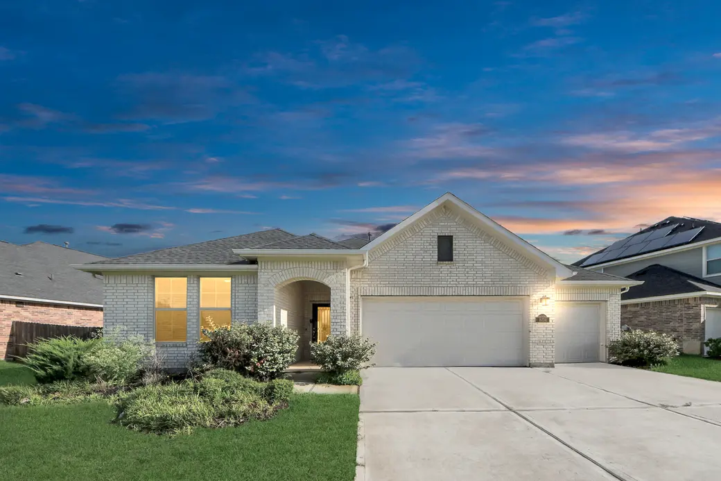 Discover Your Dream Home at 8034 Royal Palm Dr, Fulshear, TX 77441-2390