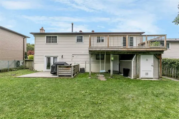 18 Chippawa CT #Upper, Barrie, ON L4M 5N8