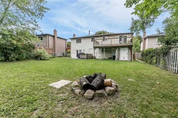 18 Chippawa CT #Upper, Barrie, ON L4M 5N8