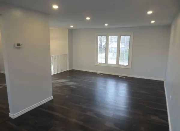 18 Chippawa CT #Upper, Barrie, ON L4M 5N8