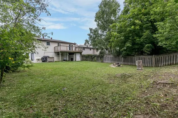 18 Chippawa CT #Upper, Barrie, ON L4M 5N8