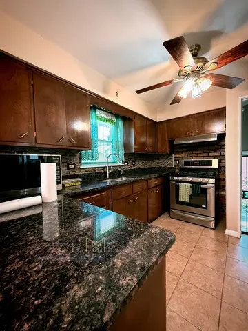 15201 Sunset Dr, Dolton, IL 60419-3108
