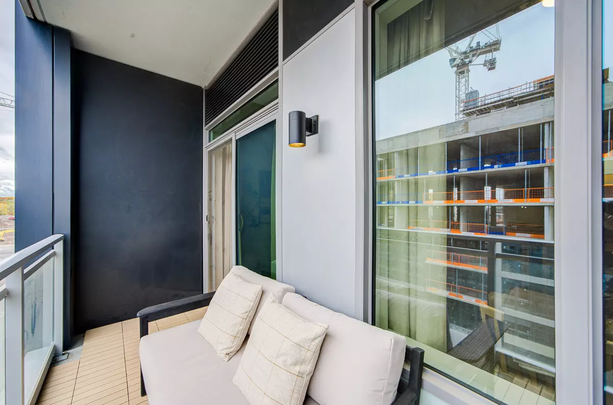 Oakville, canada,2501 saw whet blvd. #413