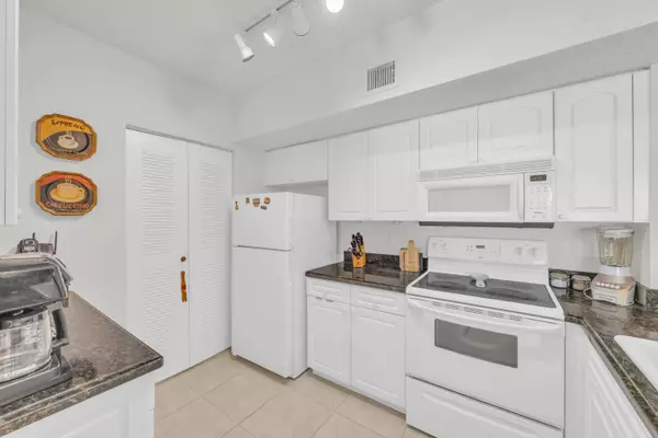 248 Village Blvd BLVD 3203, Tequesta, FL 33469