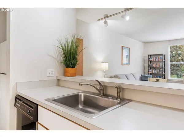 1710 S HARBOR WAY #202, Portland, OR 97201