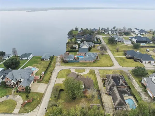 4887 Riverview LN, Lake Charles, LA 70605
