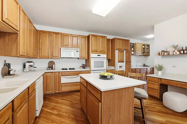 611 Belmont LN, Carol Stream, IL 60188