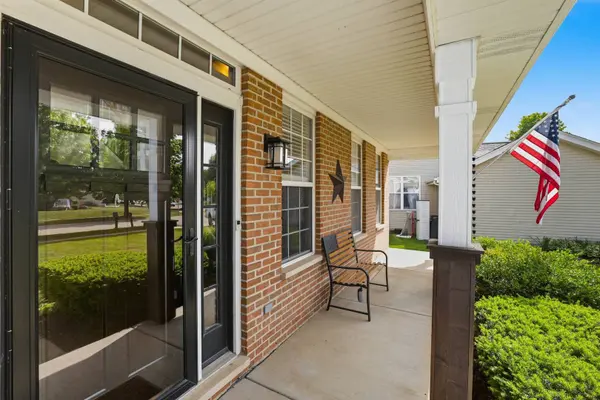 400 Willow RD, Lakemoor, IL 60051