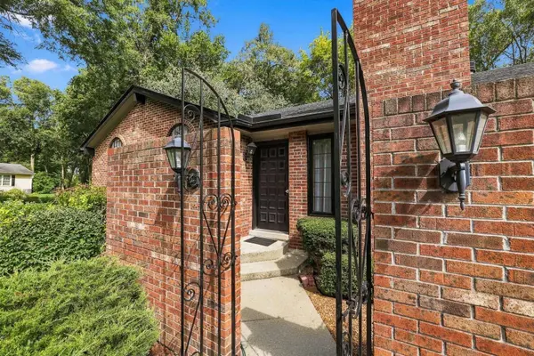 806 Roberts RD, Tower Lakes, IL 60010