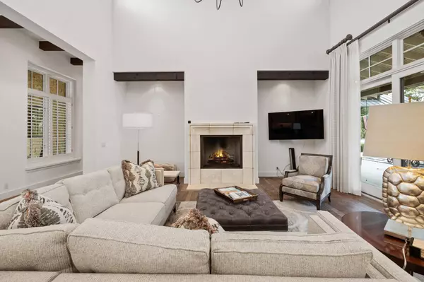 1909 Knights Chance LN, Spicewood, TX 78669