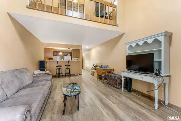 3342 N WILLOW CT, Bettendorf, IA 52722