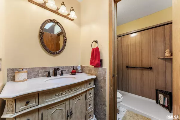 3342 N WILLOW CT, Bettendorf, IA 52722