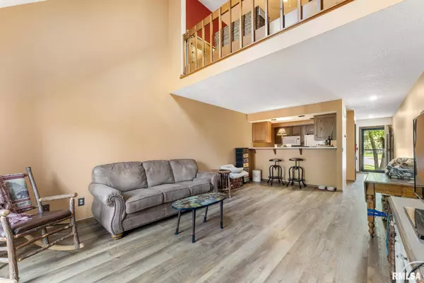 3342 N WILLOW CT, Bettendorf, IA 52722