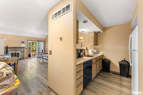 3342 N WILLOW CT, Bettendorf, IA 52722