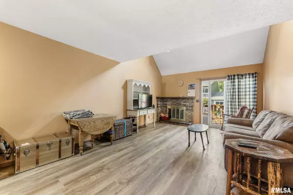 3342 N WILLOW CT, Bettendorf, IA 52722