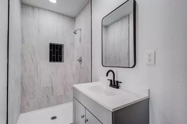 322 NE 29TH Street, Grand Prairie, TX 75050