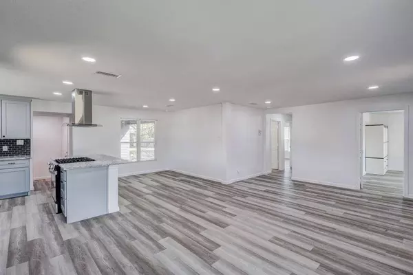 322 NE 29TH Street, Grand Prairie, TX 75050