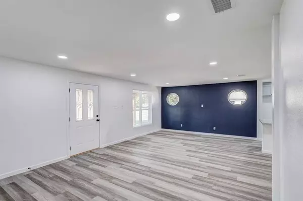 322 NE 29TH Street, Grand Prairie, TX 75050