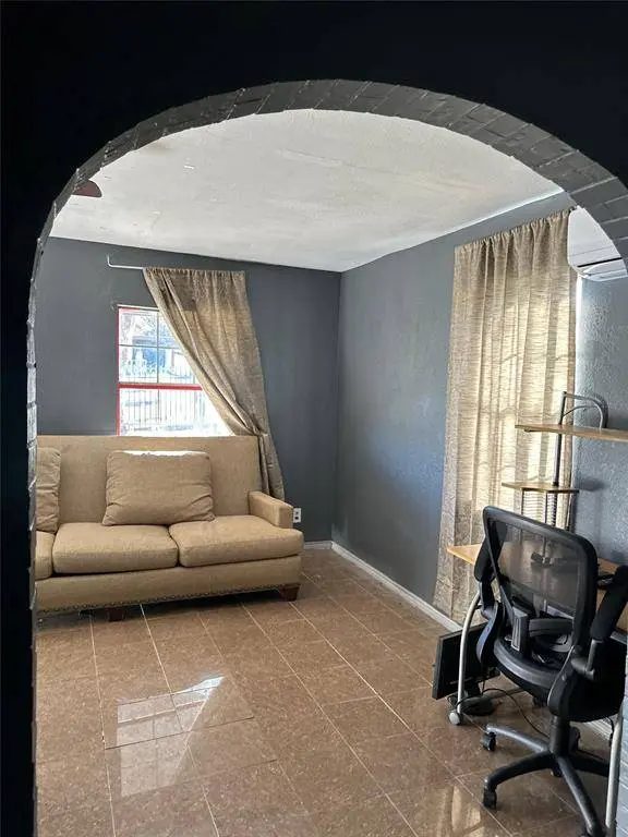 1117 E Harvey Avenue, Fort Worth, TX 76104