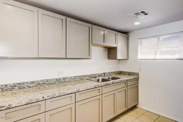 1524 W SAHUARO Drive #B, Phoenix, AZ 85029