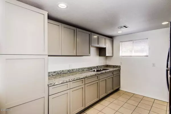 1524 W SAHUARO Drive #B, Phoenix, AZ 85029