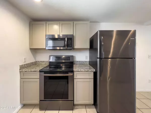 1524 W SAHUARO Drive #B, Phoenix, AZ 85029