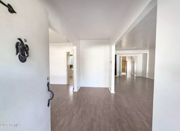 41 E MYRTLE Avenue, Phoenix, AZ 85020