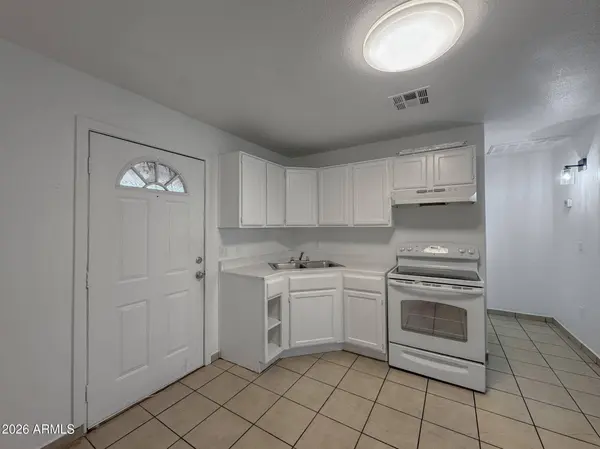 1023 E OLD SOUTHERN Avenue #B, Phoenix, AZ 85042