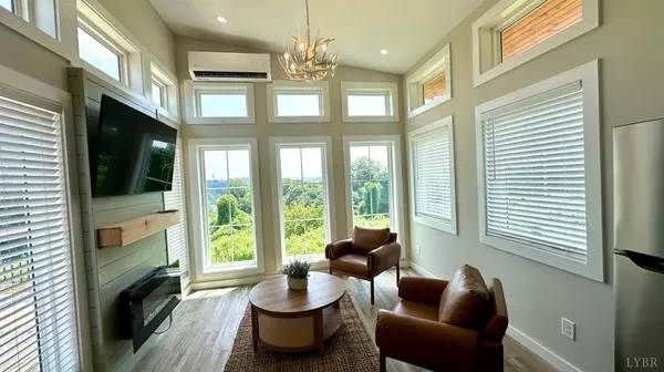 100 F ST, Lynchburg, VA 24504