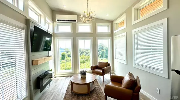 100 F ST, Lynchburg, VA 24504