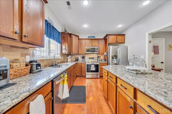 1069 Commonwealth CIR, Forest, VA 24551