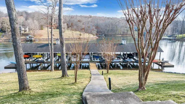 300 South Pointe Shore DR, Moneta, VA 24121