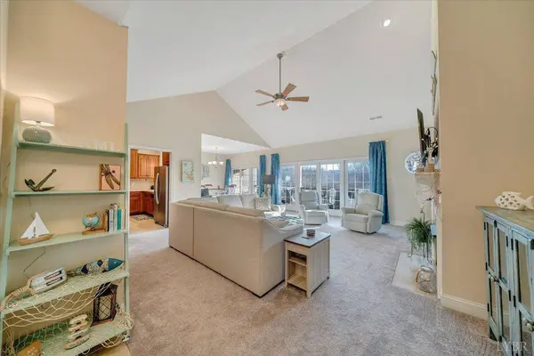 300 South Pointe Shore DR, Moneta, VA 24121