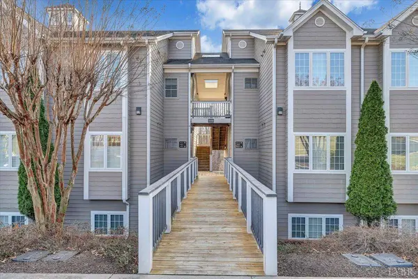 300 South Pointe Shore DR, Moneta, VA 24121