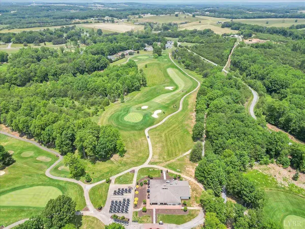 1114 8th Fairway LN, Huddleston, VA 24104