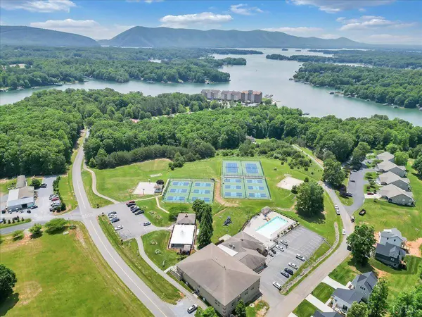 1114 8th Fairway LN, Huddleston, VA 24104