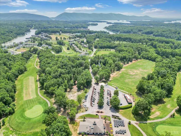 1114 8th Fairway LN, Huddleston, VA 24104