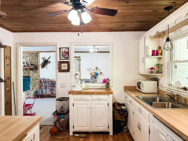 205 Bumgarner DR, Forest, VA 24551