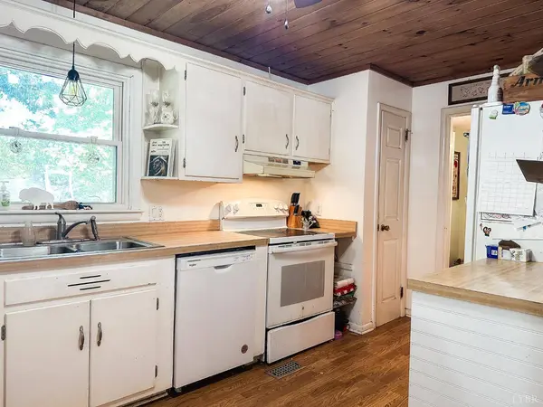 205 Bumgarner DR, Forest, VA 24551