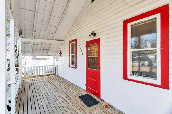 5003 40 ST, Sylvan Lake, AB T4S 1B7